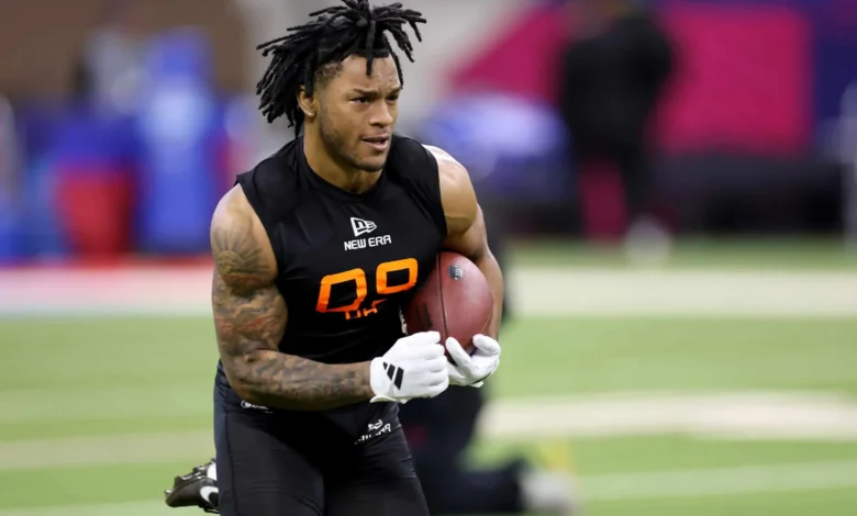 Omarion Hampton tiene un momento tímido en el proceso de perforación