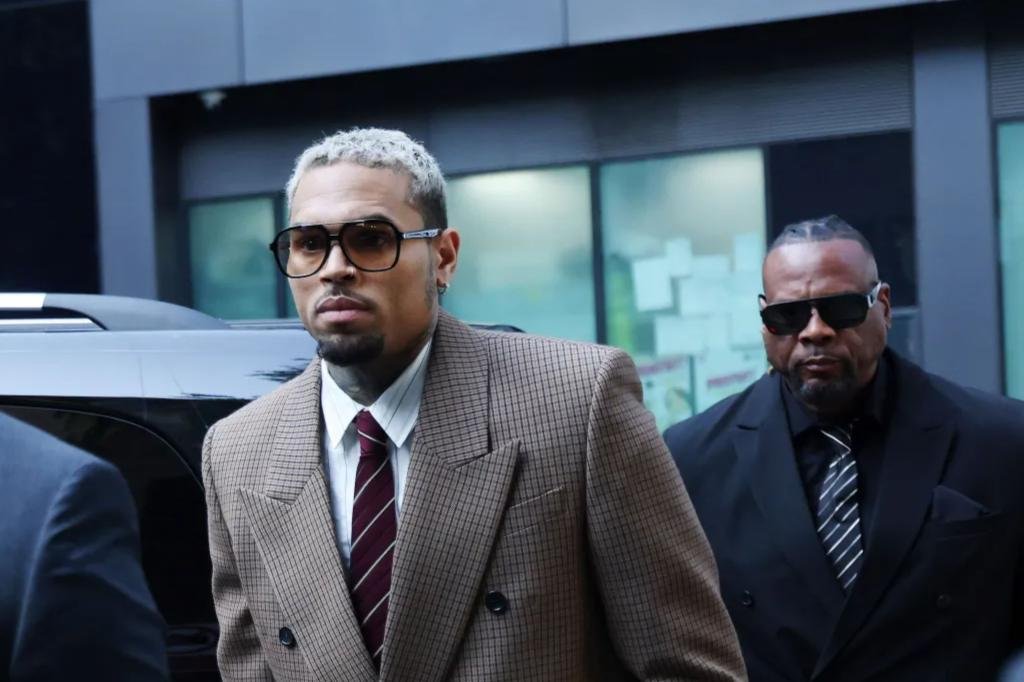 Chris Brown solicitó dos acusaciones más en el caso de asalto de club nocturno de Londres