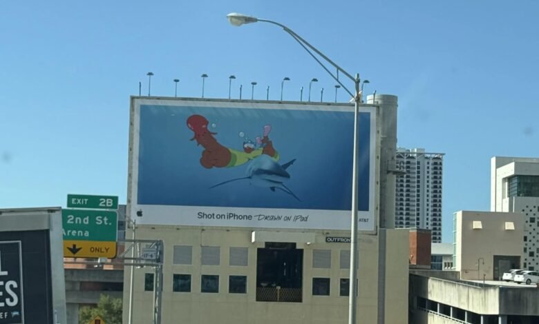 Hilarante Apple Bungle ve a X con calificación publicitaria que se eleva sobre los conductores en la carretera ocupado