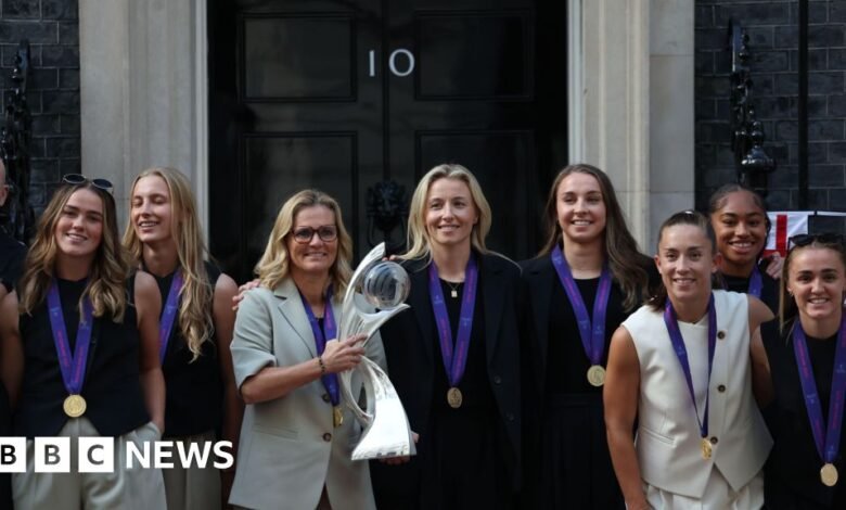 El día que las leonas lo trajeron a casa y visitaron No 10 El día que las leonas lo trajeron a casa y visitaron No 10