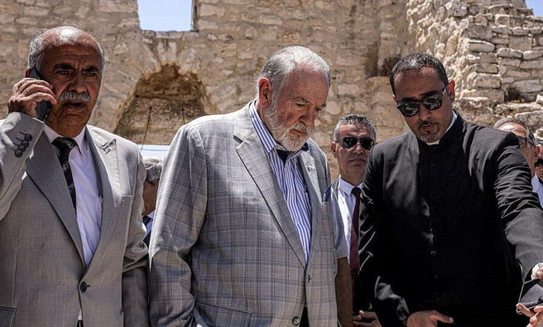 Huckabee visita la Iglesia Cristiana en Cisjordania, que es el objetivo de un ataque de fuego. Huckabee visita la Iglesia Cristiana en Cisjordania, que es el objetivo de un ataque de fuego.
