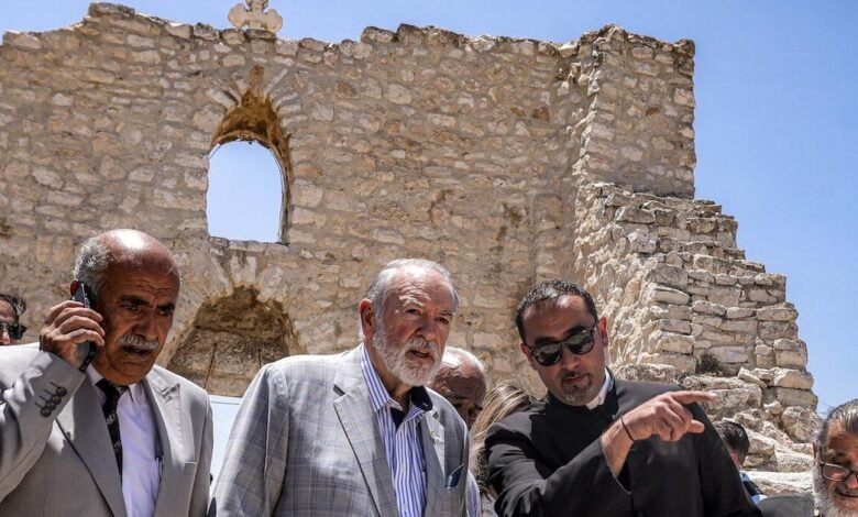 El embajador de los Estados Unidos en Israel, visitando la Iglesia Cristiana en Cisjordania, que es el objetivo de un ataque de fuego. El embajador de los Estados Unidos en Israel, visitando la Iglesia Cristiana en Cisjordania, que es el objetivo de un ataque de fuego.