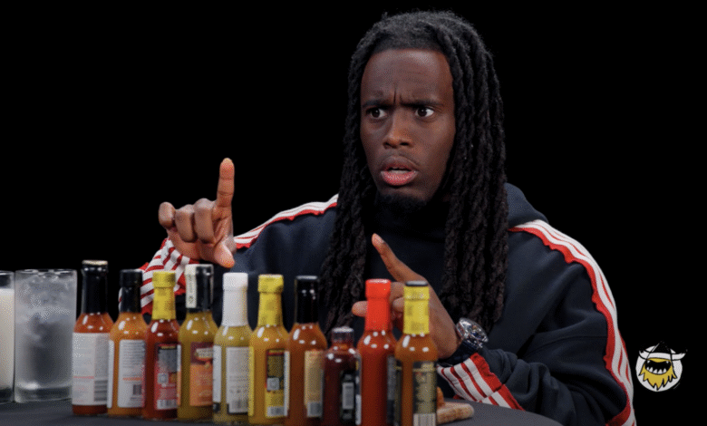 La reacción de ‘Hot Ones’ de Kai Cenat a Da Bomb es icónico al instante La reacción de ‘Hot Ones’ de Kai Cenat a Da Bomb es icónico al instante