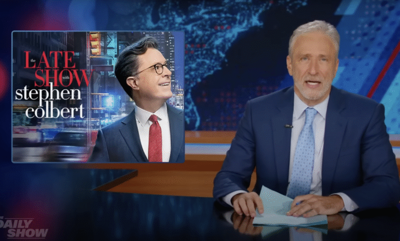 Jon Stewart reacciona a la cancelación de Stephen Colbert en el monólogo mordaz de 15 minutos Jon Stewart reacciona a la cancelación de Stephen Colbert en el monólogo mordaz de 15 minutos