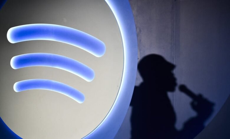 Spotify acusado de plataformas de canciones generadas por IA en páginas de artistas muertos Spotify acusado de plataformas de canciones generadas por IA en páginas de artistas muertos
