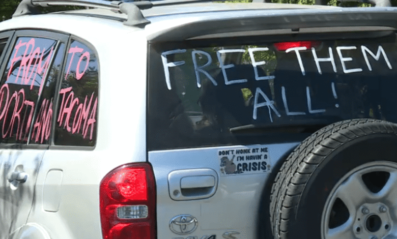 Los defensores de inmigrantes de Caravana de Portland parten hacia el Centro de Detención de Hielo de Tacoma Los defensores de inmigrantes de Caravana de Portland parten hacia el Centro de Detención de Hielo de Tacoma
