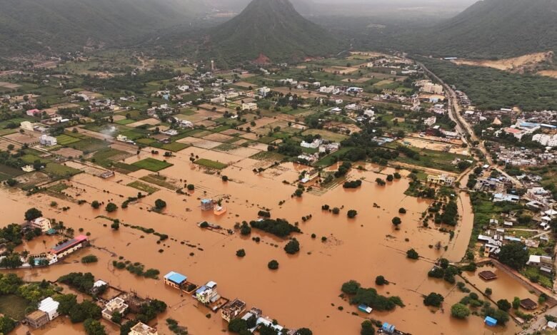 Al menos 7 niños fueron asesinados debido al techo de la escuela india se estrelló después de que la lluvia del monzón durante muchas semanas. Al menos 7 niños fueron asesinados debido al techo de la escuela india se estrelló después de que la lluvia del monzón durante muchas semanas.