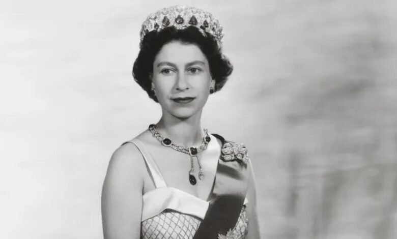 Las Galerías del Rey en el Palacio de Buckingham organizarán una exposición del vestuario de la difunta reina Isabel II y otras noticias, superficie Las Galerías del Rey en el Palacio de Buckingham organizarán una exposición del vestuario de la difunta reina Isabel II y otras noticias, superficie