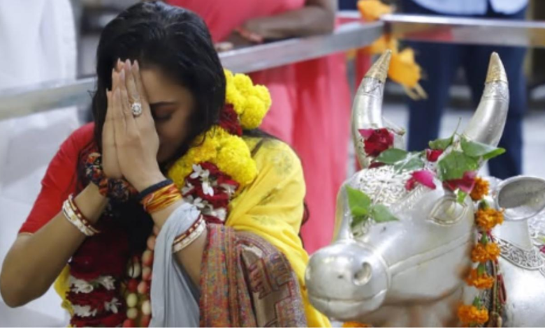 Sawan Somwar 2025: Rupali Ganguly está buscando bendiciones en el templo de Mahakaleshwar