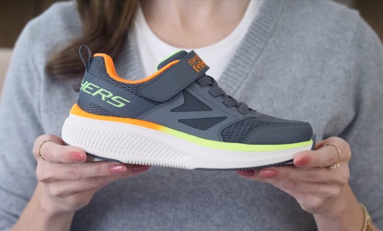 Estas nuevas zapatillas de deporte tienen un compartimento secreto para rastrear la ubicación de su hijo, pero están dividiendo la opinión entre los padres. Estas nuevas zapatillas de deporte tienen un compartimento secreto para rastrear la ubicación de su hijo, pero están dividiendo la opinión entre los padres.