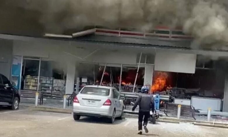Tailandia y las fuerzas camboyanas a lo largo de la frontera, con aviones tailandeses que arrojan bombas, alegando que hay una ubicación militar. Tailandia y las fuerzas camboyanas a lo largo de la frontera, con aviones tailandeses que arrojan bombas, alegando que hay una ubicación militar.