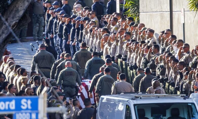 El escuadrón de bombas inicialmente pensó que las granadas que mataron a 3 diputados de Los Ángeles eran inertes, dice la orden de allanamiento. El escuadrón de bombas inicialmente pensó que las granadas que mataron a 3 diputados de Los Ángeles eran inertes, dice la orden de allanamiento.