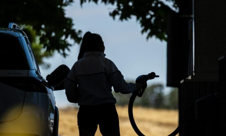 Colaborador: todavía confiamos en la gasolina. ¿Por qué California está agregando al costo y la contaminación?