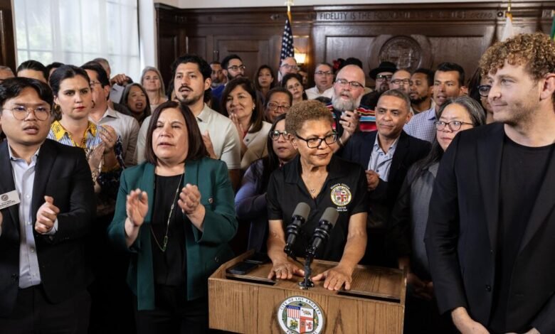 Bass dice que Trump está librando ‘un asalto total’ contra Los Ángeles