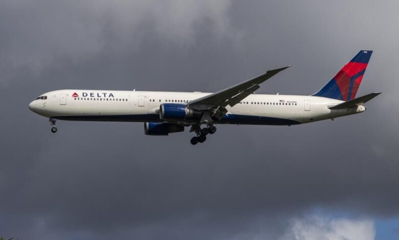 Llamas del motor delta capturado en video; Jet aterriza de forma segura en LAX Llamas del motor delta capturado en video; Jet aterriza de forma segura en LAX