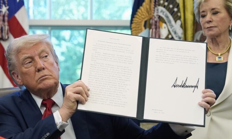 Trump congela $ 6.8 mil millones en fondos de educación; California golpeó duro Trump congela $ 6.8 mil millones en fondos de educación; California golpeó duro