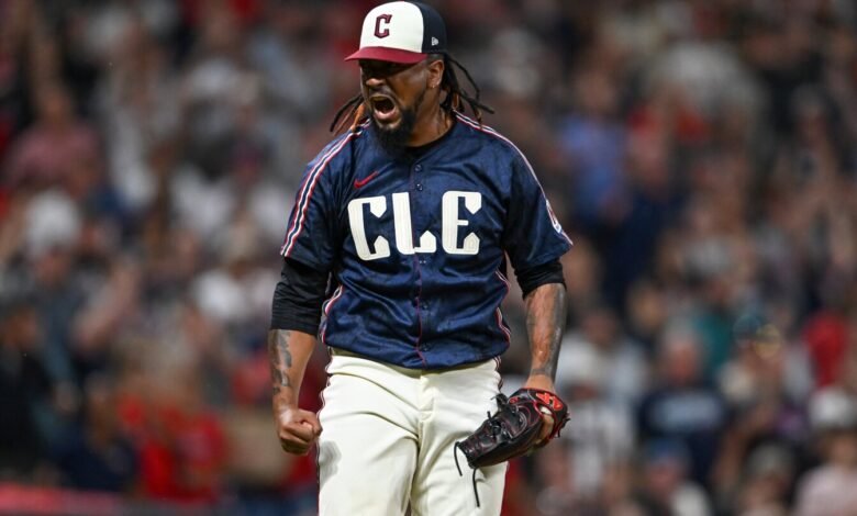 MLB colocando a las Guardianes Emmanuel Clare Jugs al pagar una parte de la investigación del juego. MLB colocando a las Guardianes Emmanuel Clare Jugs al pagar una parte de la investigación del juego.