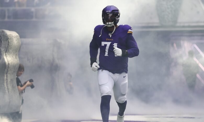 Christian Darrisaw regresó a la práctica para el vikingo