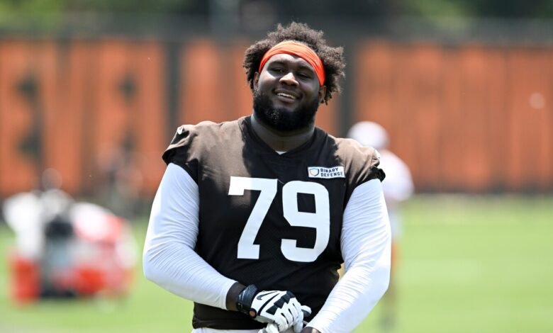 Dawand Jones dejó la práctica del miércoles en un carrito Dawand Jones dejó la práctica del miércoles en un carrito