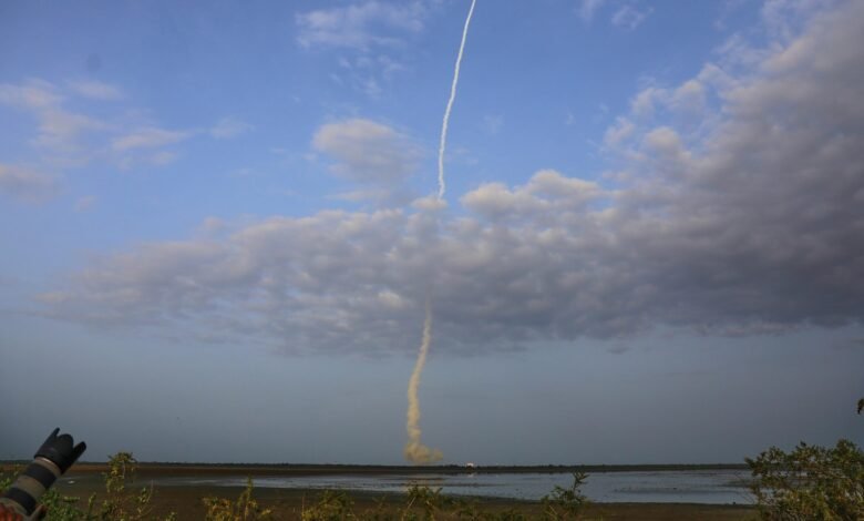 El satélite de radar lanzado por India y la NASA rastreará los cambios minúsculos en la tierra y el hielo de la Tierra El satélite de radar lanzado por India y la NASA rastreará los cambios minúsculos en la tierra y el hielo de la Tierra