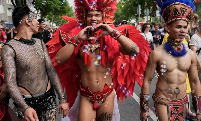 Berlín celebra el orgullo del orgullo con fragmentos techno y banderas del arco iris