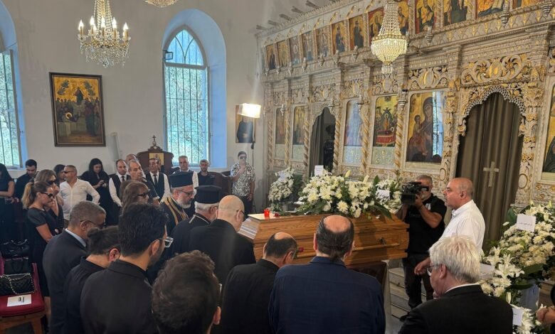 El icónico compositor del Líbano, Ziad Rahbani, lloró el personaje de Mother Firez