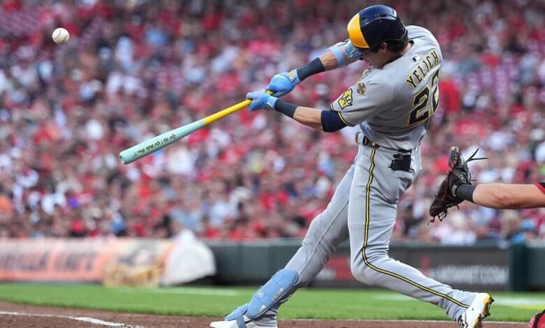 Christian Yelich usa el bate Bob Uecker para Power Brewers. Cerveceros para el 13º ganador ganador.