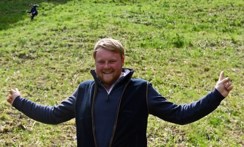 Algunos dicen que él es “sabio” como la admisión del pasaporte de Caleb Cooper a la granja de Clarkson. Algunos dicen que él es “sabio” como la admisión del pasaporte de Caleb Cooper a la granja de Clarkson.
