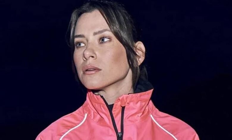 Compre una chaqueta impermeable al almacén de montaña de £ 75 que lo mantiene secado por horas $ 9