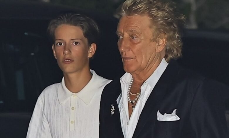 Sir Rod Stewart posa con hijos muy raramente visto en Family Night Out con su esposa Penny Lancaster Sir Rod Stewart posa con hijos muy raramente visto en Family Night Out con su esposa Penny Lancaster