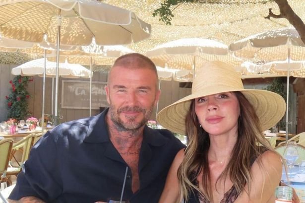 Los puestos de Victoria Beckham son los viajes familiares de la publicación de Snap de la ropa interior de Son Cruise