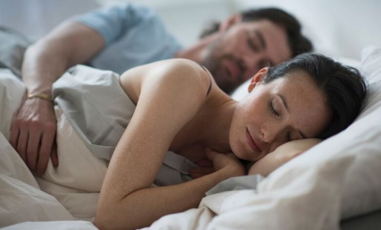 Parejas innovadoras de colchón dejan que las parejas duerman en la misma cama durante todo el año sin ponerse demasiado caliente o frío Parejas innovadoras de colchón dejan que las parejas duerman en la misma cama durante todo el año sin ponerse demasiado caliente o frío