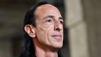 El diseñador Rick Owens está vendiendo videos de pies en Onlyfans para recaudar dinero para un refugio trans