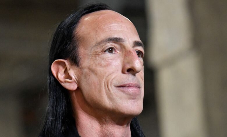 El diseñador Rick Owens está vendiendo videos de pies en Onlyfans para recaudar dinero para un refugio trans
