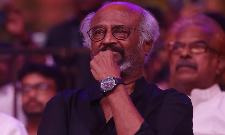 Reloj: Rajinikanth viaja en la economía y se transforma en una milla de fanáticos mientras los admiradores están encantados de verlo Reloj: Rajinikanth viaja en la economía y se transforma en una milla de fanáticos mientras los admiradores están encantados de verlo