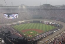 Bravos-rojos en Bristol Motor Speedway colgando debido a la lluvia.