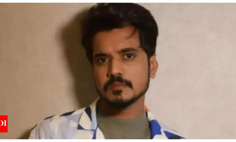 El actor de ‘Panchayat’ Ashf Khan dejó de fumar después de un ataque cardíaco: “No espere hasta que se acueste en una cama de hospital para realizar sus errores”. El actor de ‘Panchayat’ Ashf Khan dejó de fumar después de un ataque cardíaco: “No espere hasta que se acueste en una cama de hospital para realizar sus errores”.