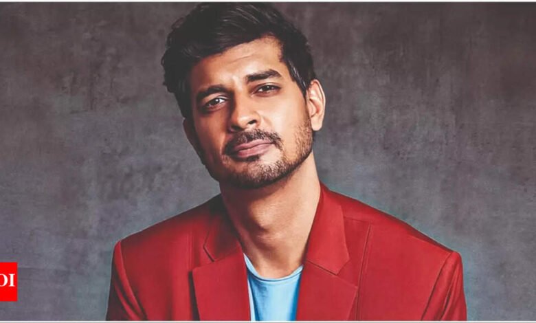 Tahir Raj Vasin ha asumido el desafío en la temporada 2 de las operaciones especiales, equipos con Supreme Chopra. Tahir Raj Vasin ha asumido el desafío en la temporada 2 de las operaciones especiales, equipos con Supreme Chopra.