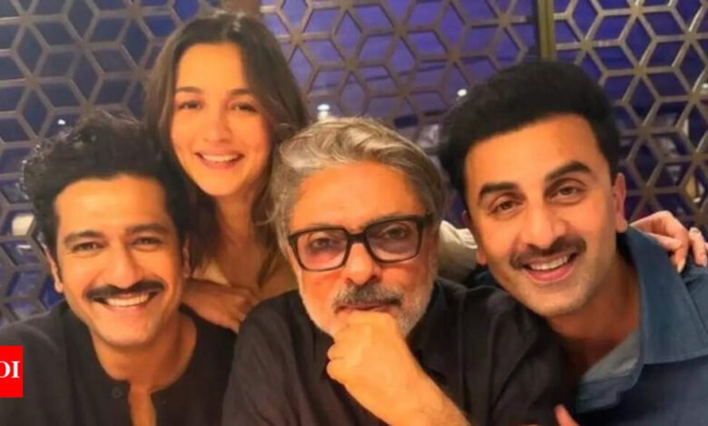 ‘Love and War’: 28 de septiembre, Ranbir Kapoor, Alia Bhatt y Vicky Kaushal protagonizaron la primera aparición de Sanjay Leela Vonsali? Lo que sabemos es aquí Hindi Movie News ‘Love and War’: 28 de septiembre, Ranbir Kapoor, Alia Bhatt y Vicky Kaushal protagonizaron la primera aparición de Sanjay Leela Vonsali? Lo que sabemos es aquí Hindi Movie News