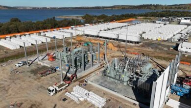 Dos transformadores de 254 toneladas llegan al sitio de la planta de carbón cerrada para unirse a una gran batería de Liddell