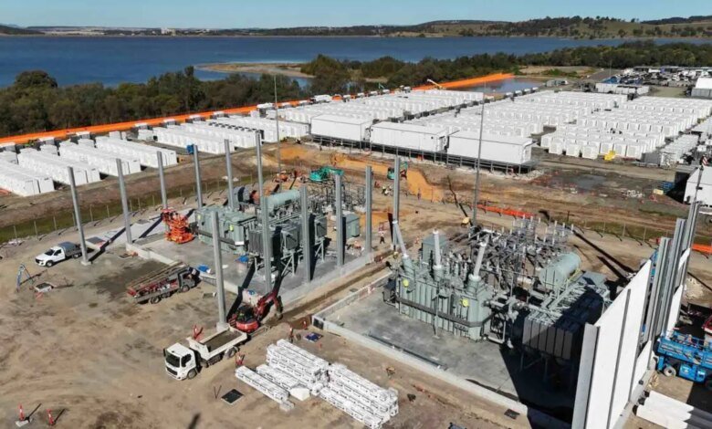 Dos transformadores de 254 toneladas llegan al sitio de la planta de carbón cerrada para unirse a una gran batería de Liddell