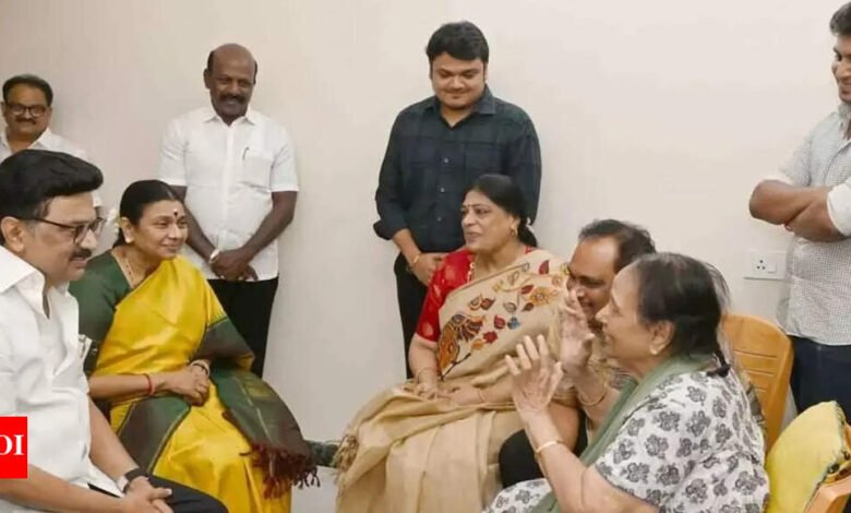 El primer ministro MK Stalin ha cumplido el deseo de por vida de Mn Rajam; La veterana actriz lo llama ‘El momento más feliz de mi vida’ Noticias de la película Tamil El primer ministro MK Stalin ha cumplido el deseo de por vida de Mn Rajam; La veterana actriz lo llama ‘El momento más feliz de mi vida’ Noticias de la película Tamil