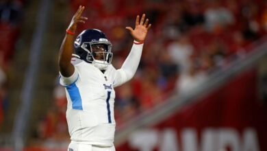 Titans Novato QB Cameron Ward LED TD Drive cuando se lanza