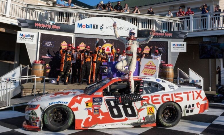 Connor Zilisch Falls de NASCAR celebra, rompiendo la clavícula