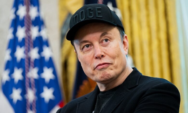 Elon Musk amenaza con demandar a Apple, Sam Altman.