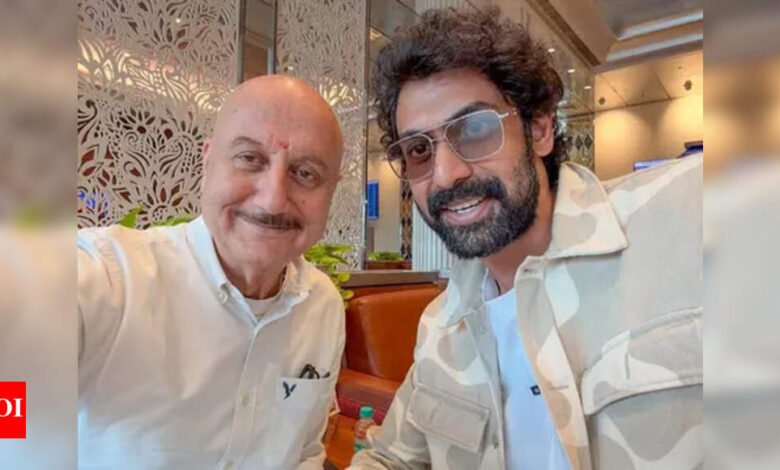 La coprotagonista del ‘bebé’ de Anupam Kher, Rana saltó a Daggubati en el aeropuerto. Noticias de la película hindi La coprotagonista del ‘bebé’ de Anupam Kher, Rana saltó a Daggubati en el aeropuerto. Noticias de la película hindi