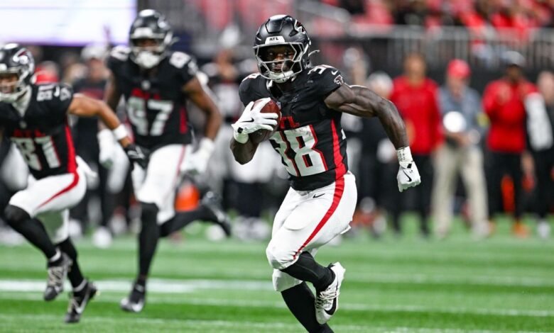 El novato de los Falcons, RB Carter, brilla la semana después de una colisión aterradora El novato de los Falcons, RB Carter, brilla la semana después de una colisión aterradora