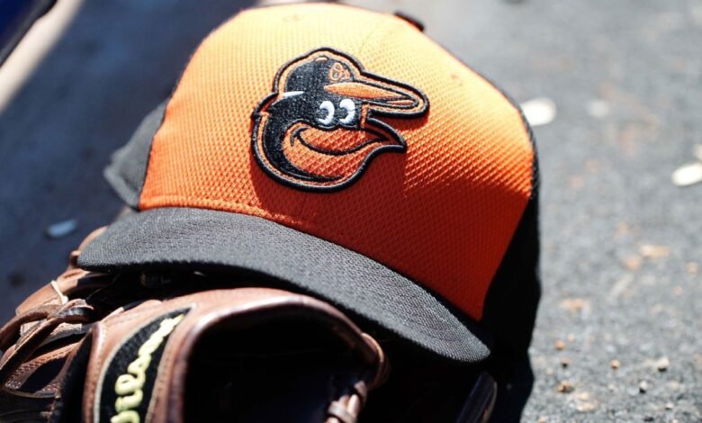 La radio invitó a los orioles prospectos Dylan Beavers a lanzar MLB