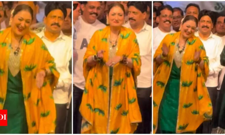 Sunita Ahuja canaliza su evento interno de Govinda-Handy ‘Maine Toh Rastes Ja Raha Tha’ Groves: Ver | Noticias de la película hindi Sunita Ahuja canaliza su evento interno de Govinda-Handy ‘Maine Toh Rastes Ja Raha Tha’ Groves: Ver | Noticias de la película hindi