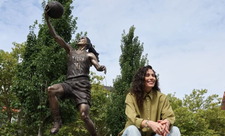 Sue Bird se convirtió en la primera jugadora de la WNBA en ser honrado con una estatua Sue Bird se convirtió en la primera jugadora de la WNBA en ser honrado con una estatua